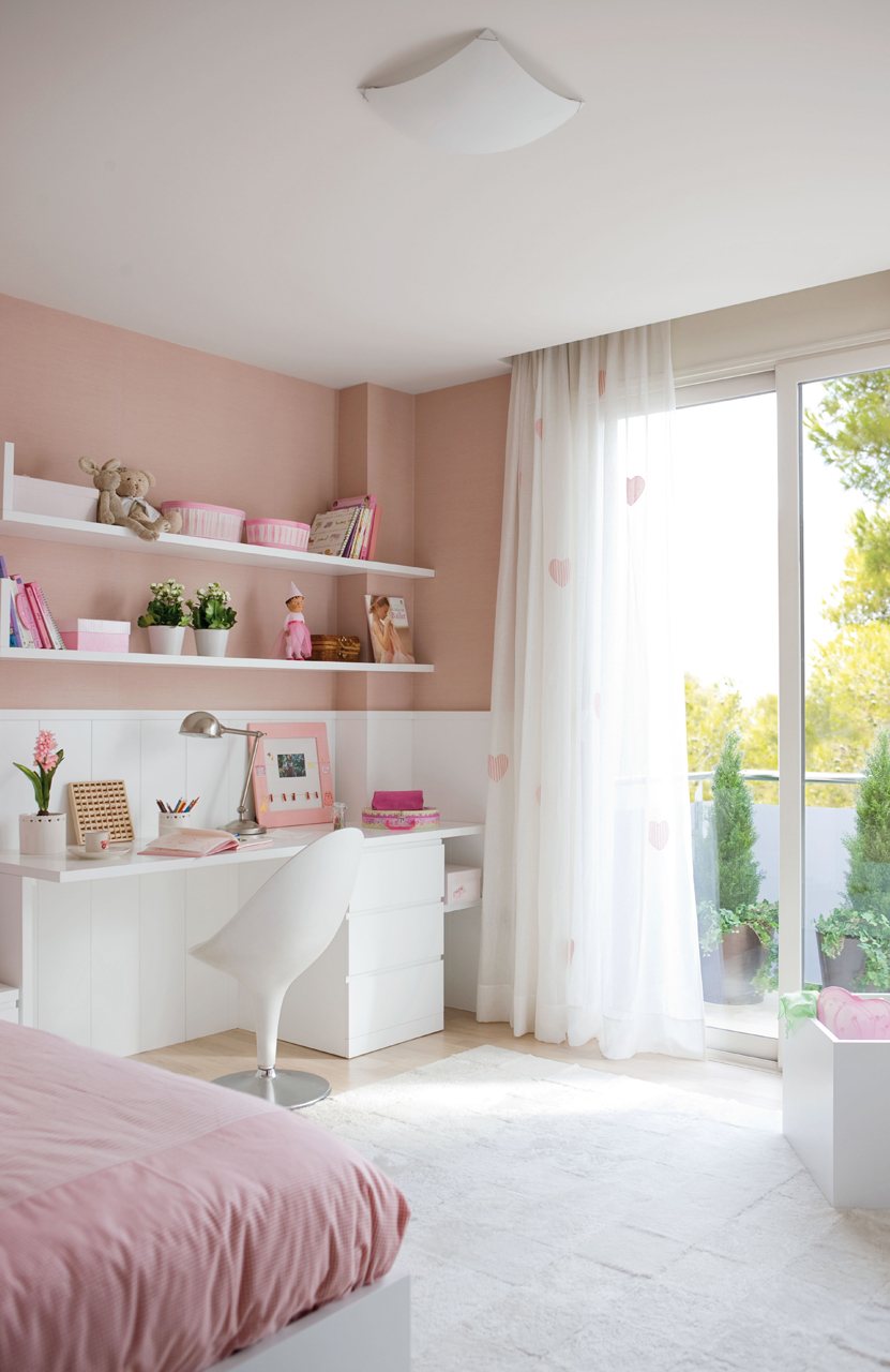 zona de estudio en blanco y rosa. Dormitorio infantil rosa con con muebles y arrimadero en blanco