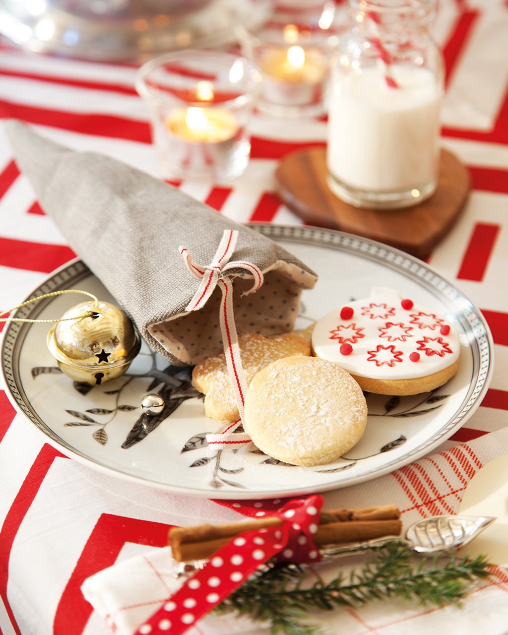 Detalle de plato con galletas, bola de navidad y saquito. Sobre la mesa