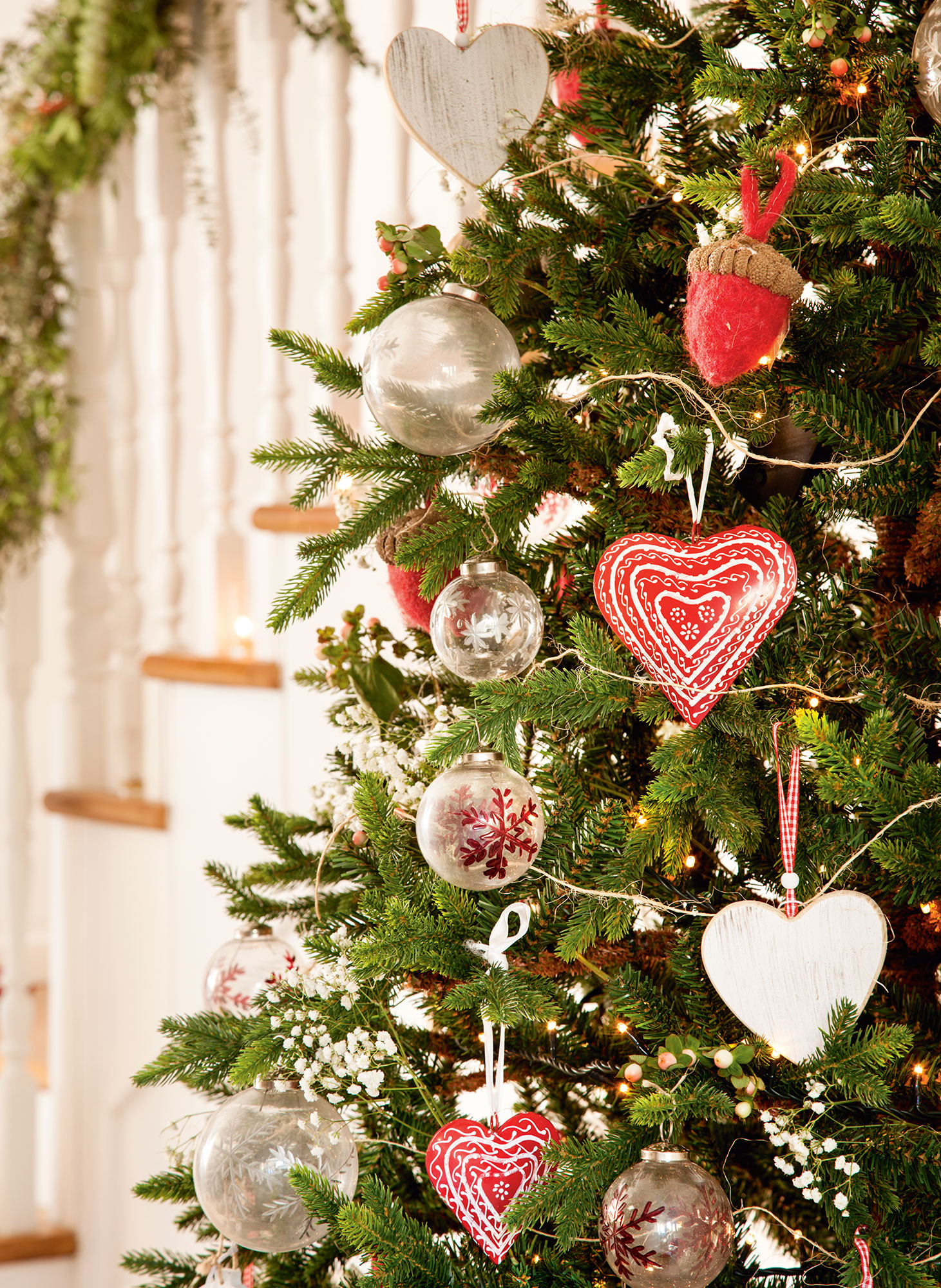 Detalle de adornos de Navidad en rojo y cristal en árbol