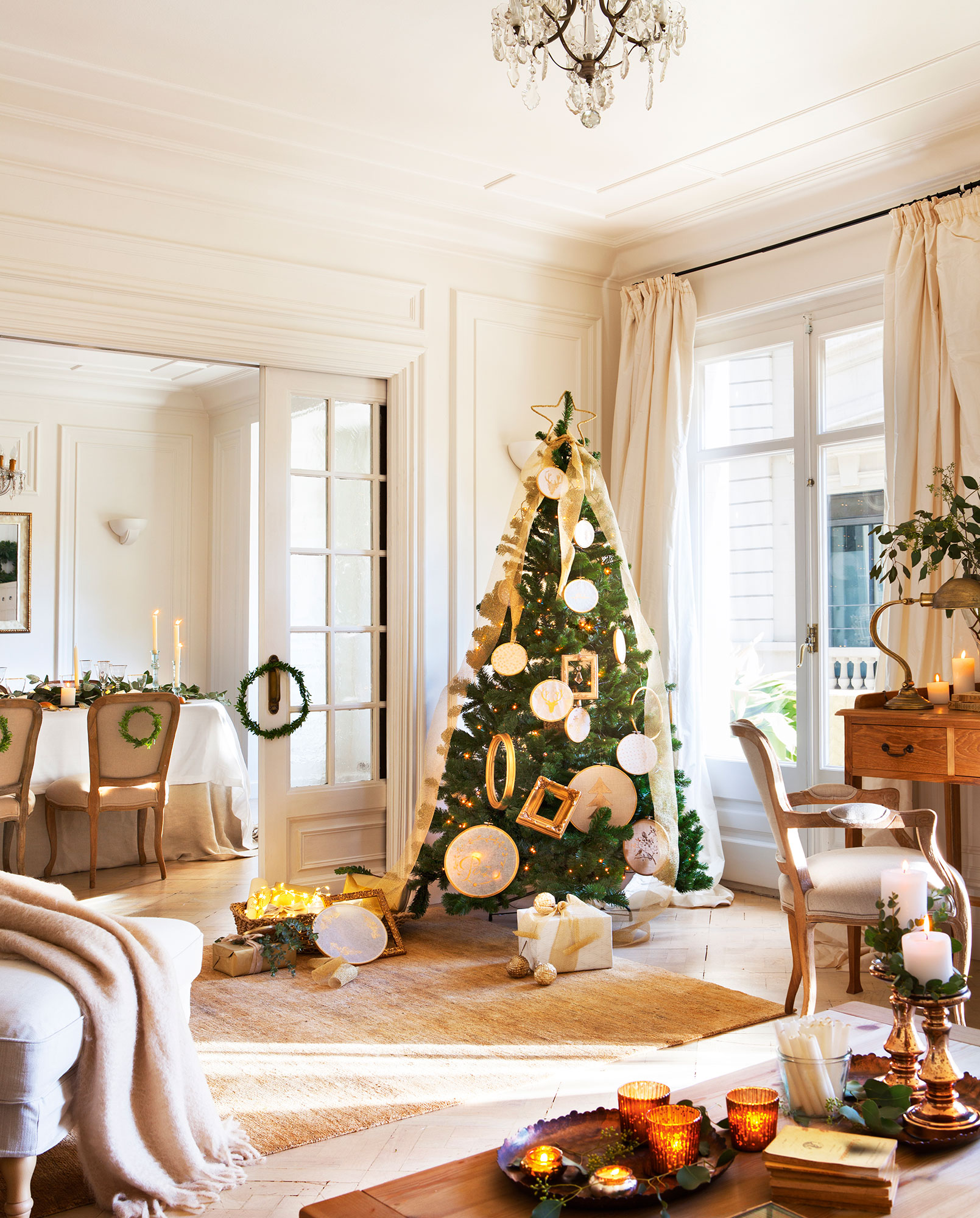 Salón blanco decorado de Navidad con árbol