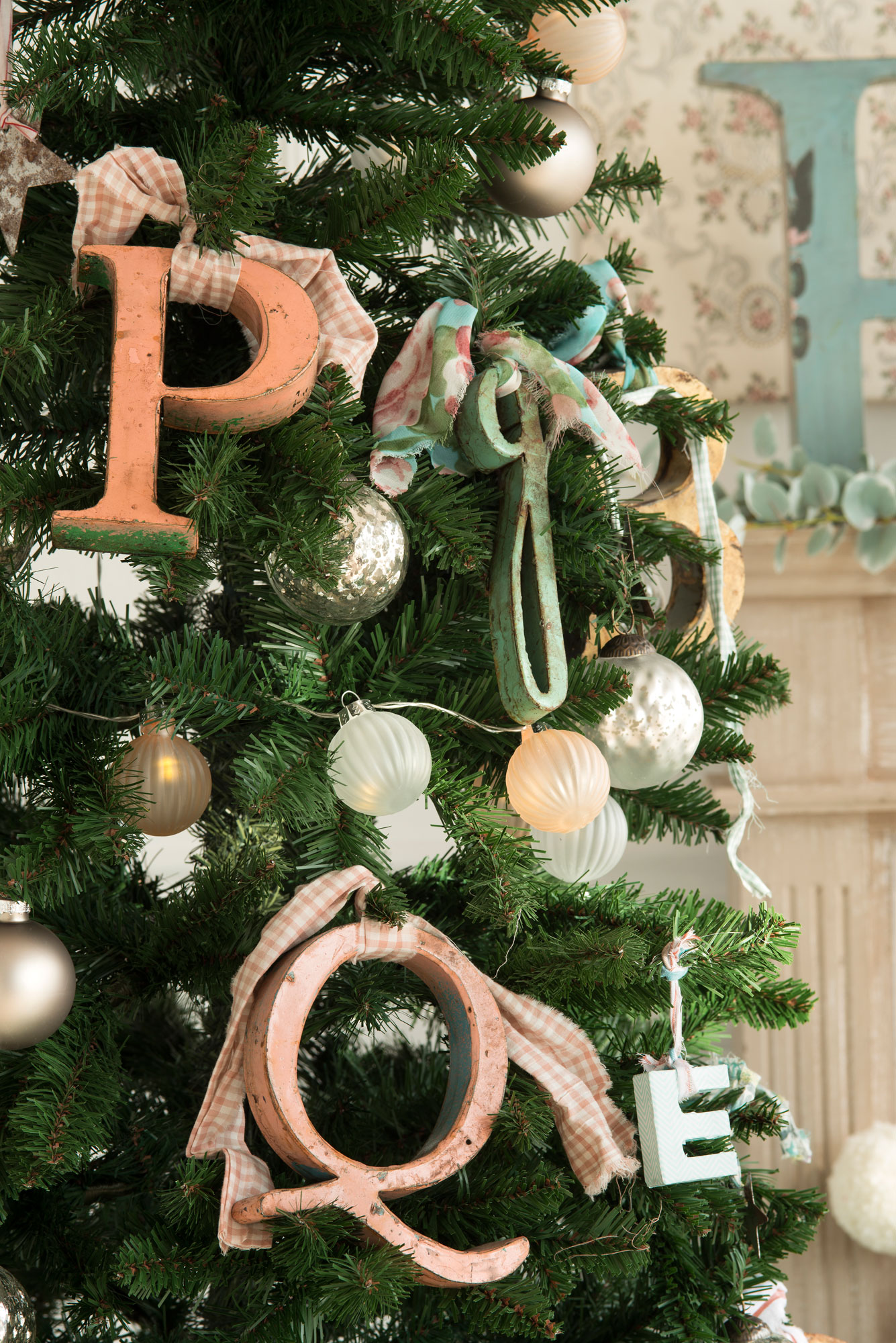 00418675 Ob. Detalle de árbol de Navidad con letras decorativas