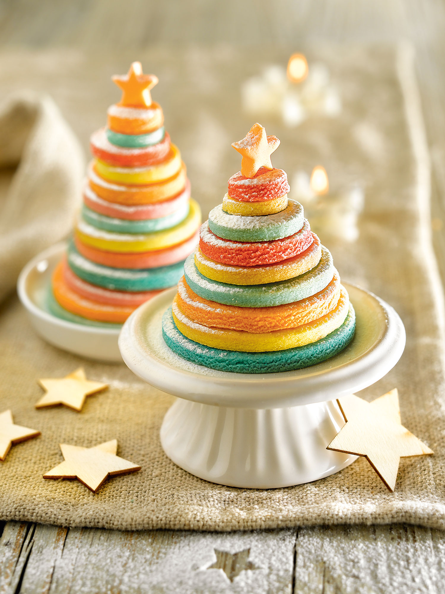Detalle de galletas de colores en forma de árbol de Navidad