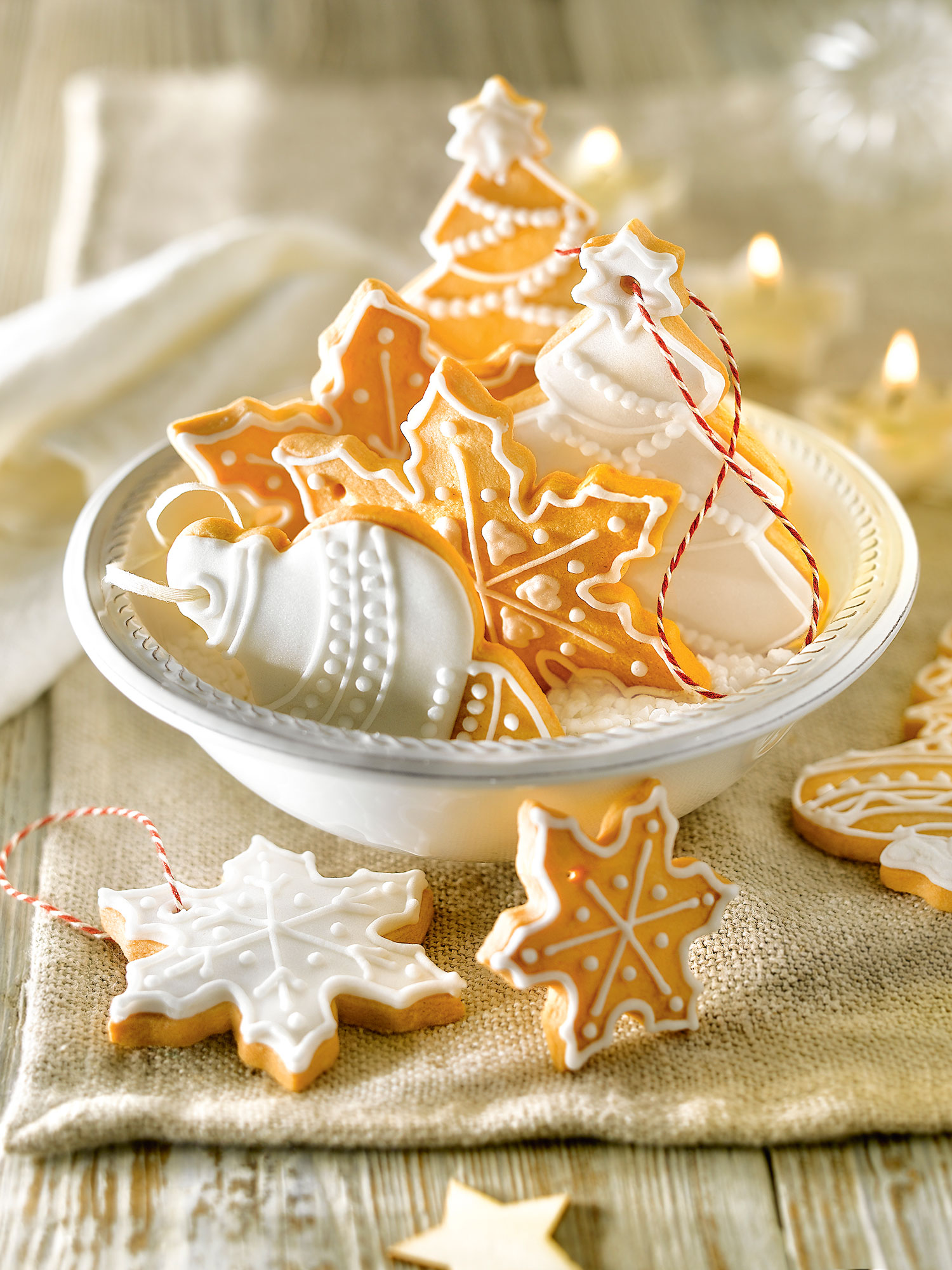 Detalle de galletas de Navidad para colgar en forma de copos de nieve, árbol y bolas 