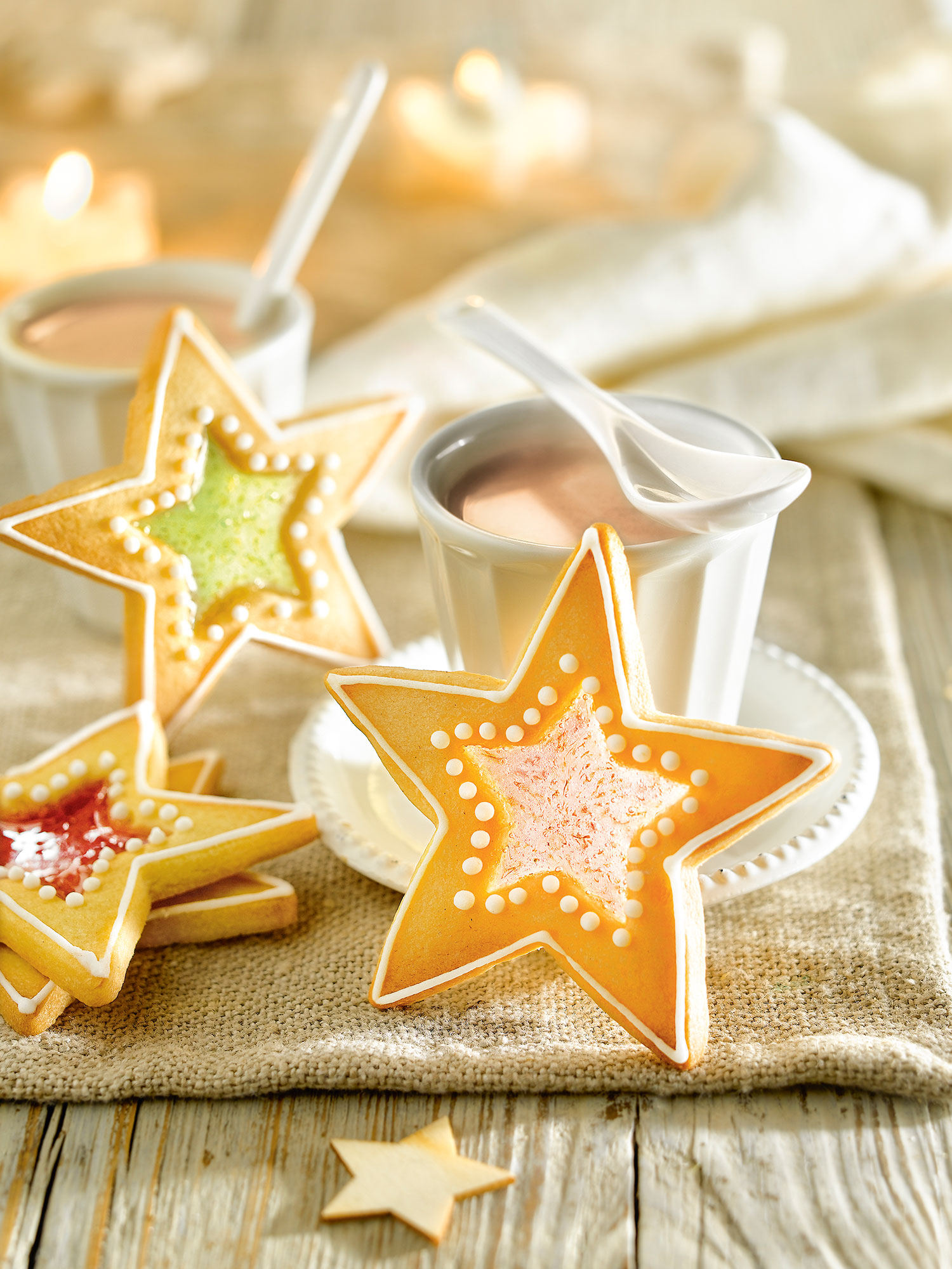 Detalle de galletas eb forma de estrella con el centro de caramelo. Detalle de galletas en forma de estrella con el centro de caramelo