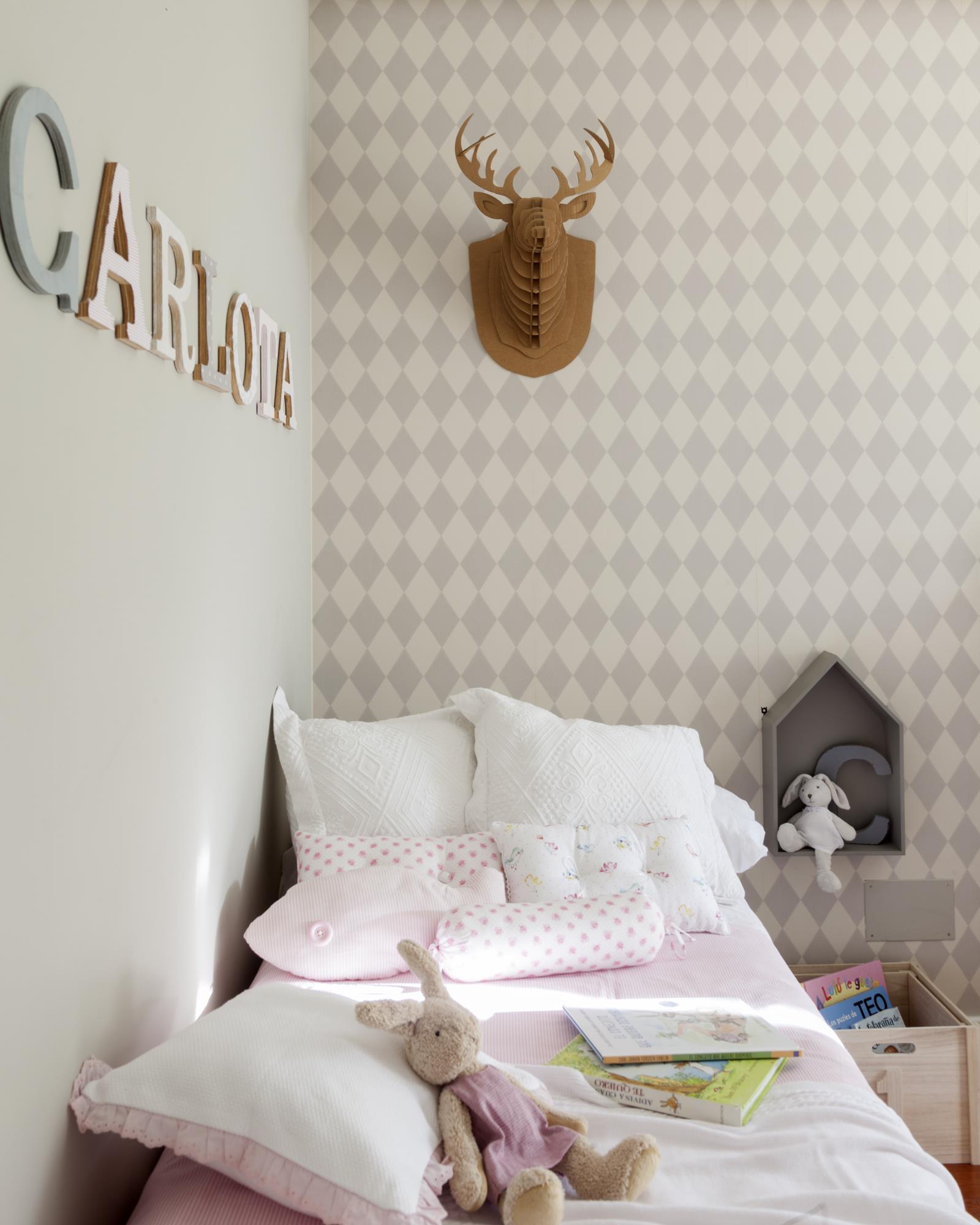 00433517 O (Copy). dormitorio infantil con papel pintado y cabeza de reno de carton