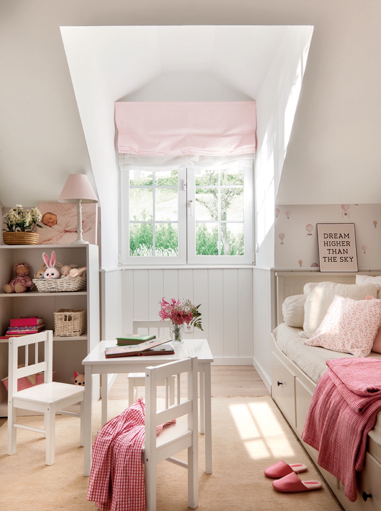 dormitorio infantil en rosa con mesita y estantería