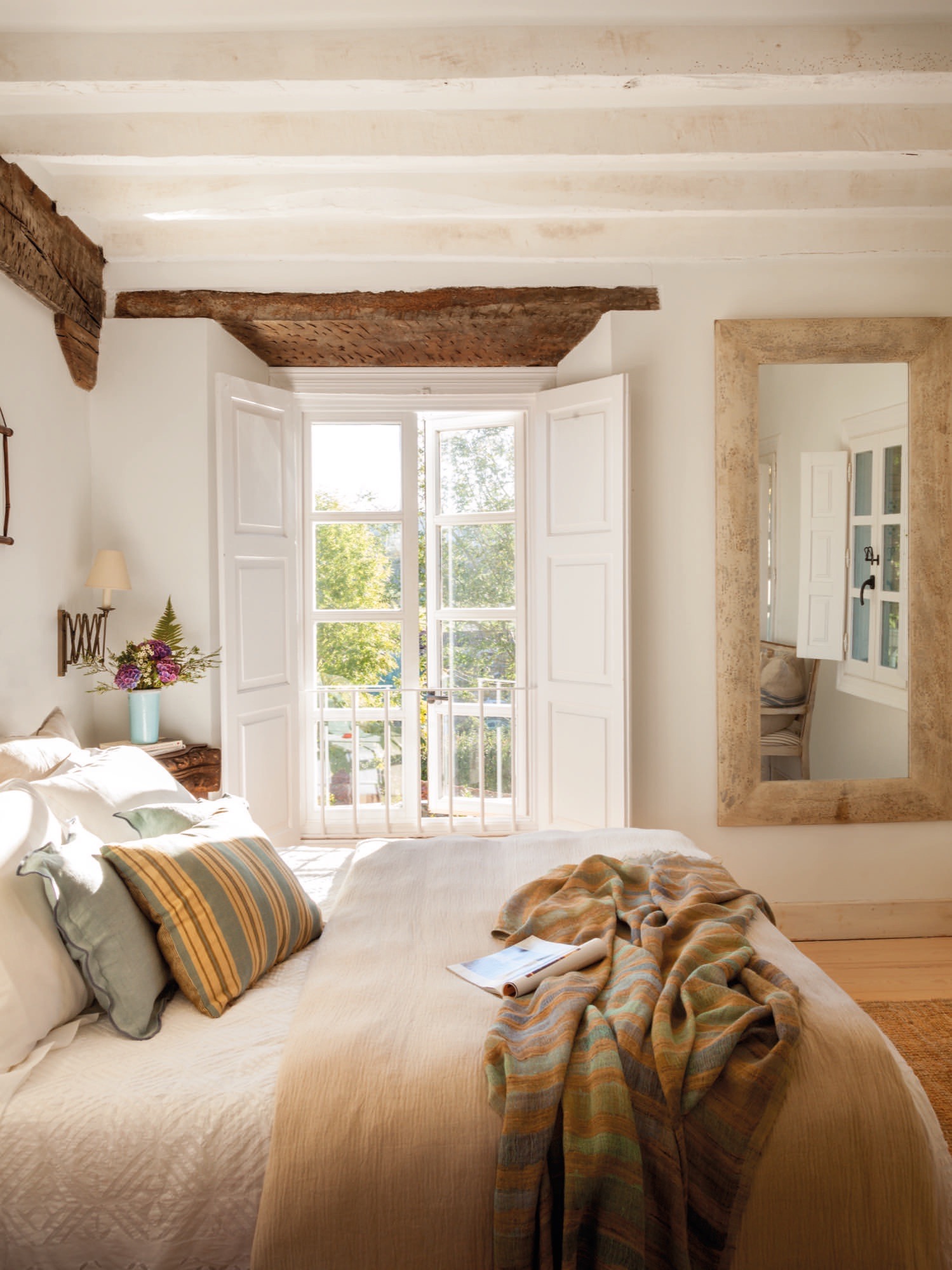 dormitorio en una casa rustica con vigas de madera