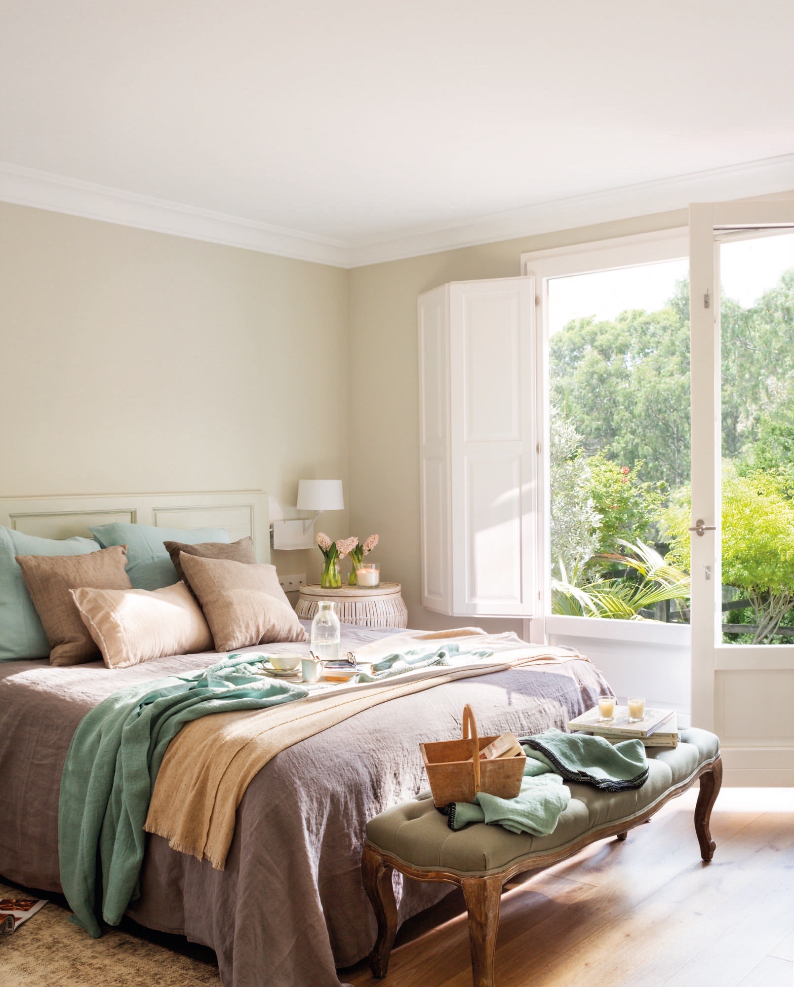 dormitorio en tonos claritos junto a una ventana