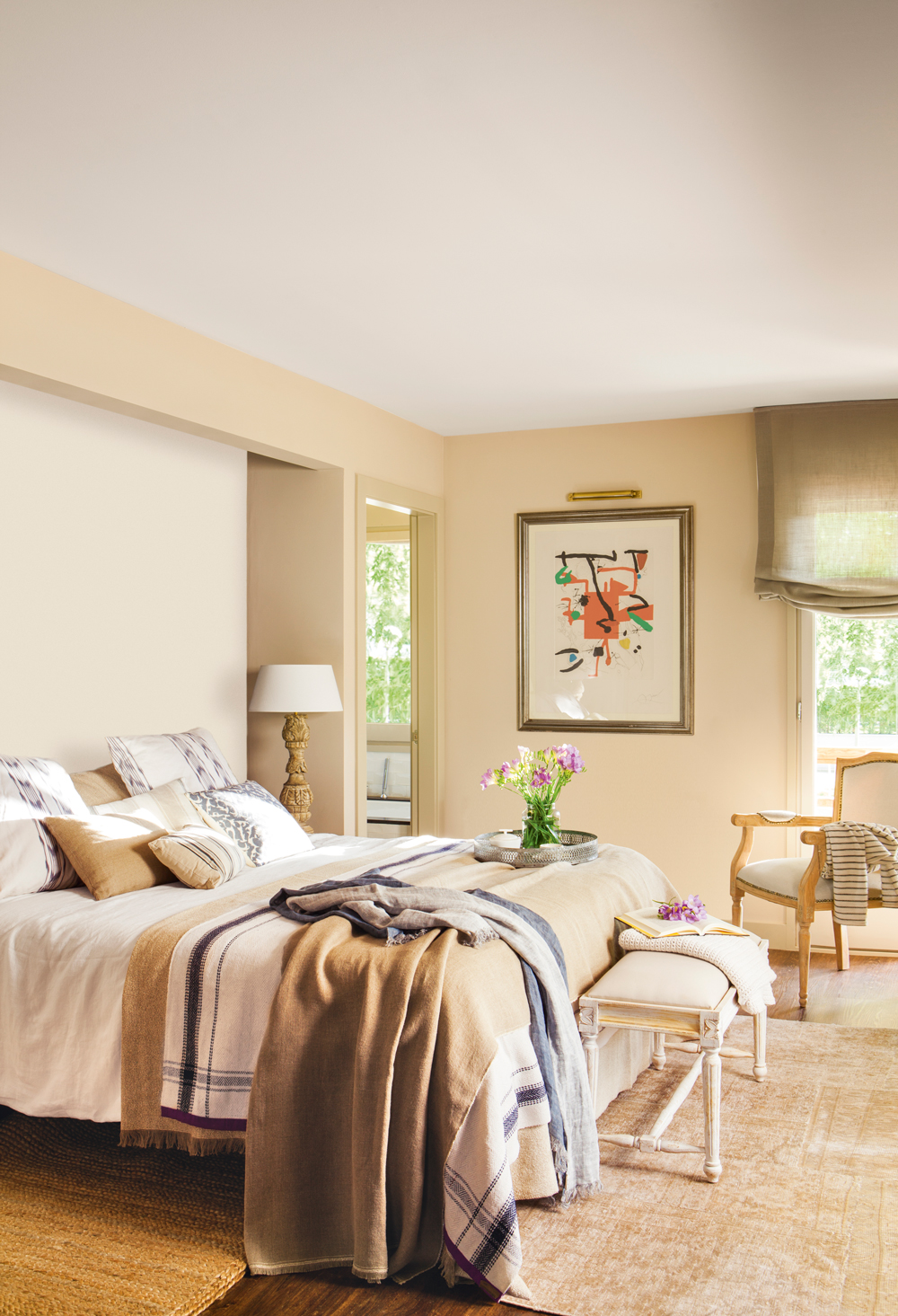 00408964. Dormitorio con paredes pintadas de distintos tonos beige, cuadro y ropa de cama en tostados 00408964
