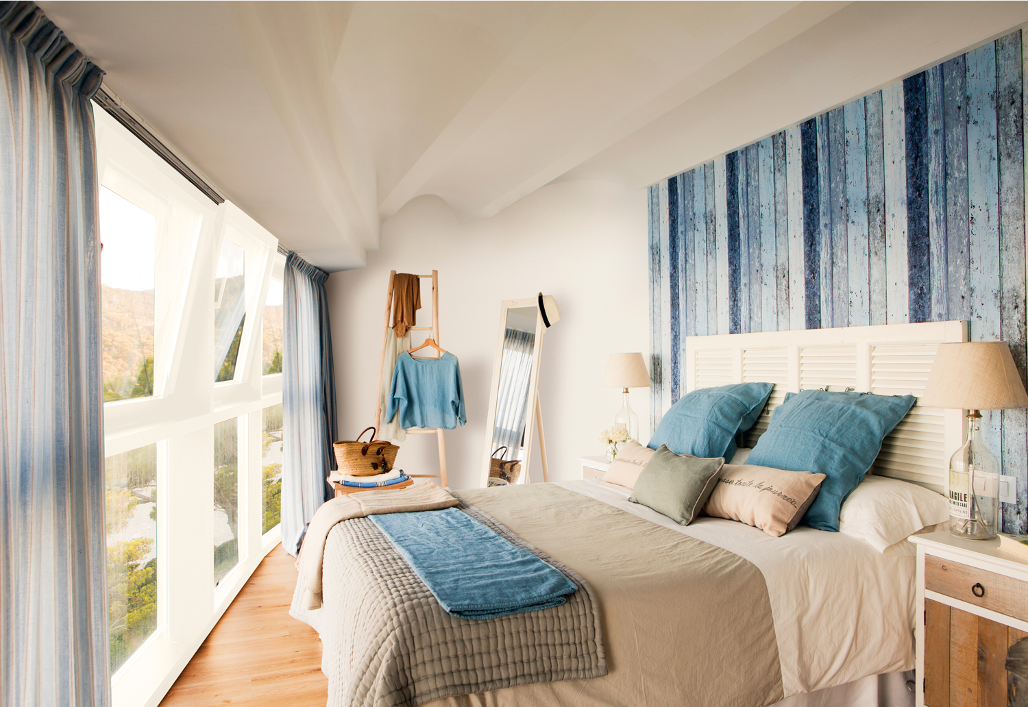 00409306. Dormitorio en blancos y azules. Pared del cabecero con lamas azules y gran ventanal 00409306