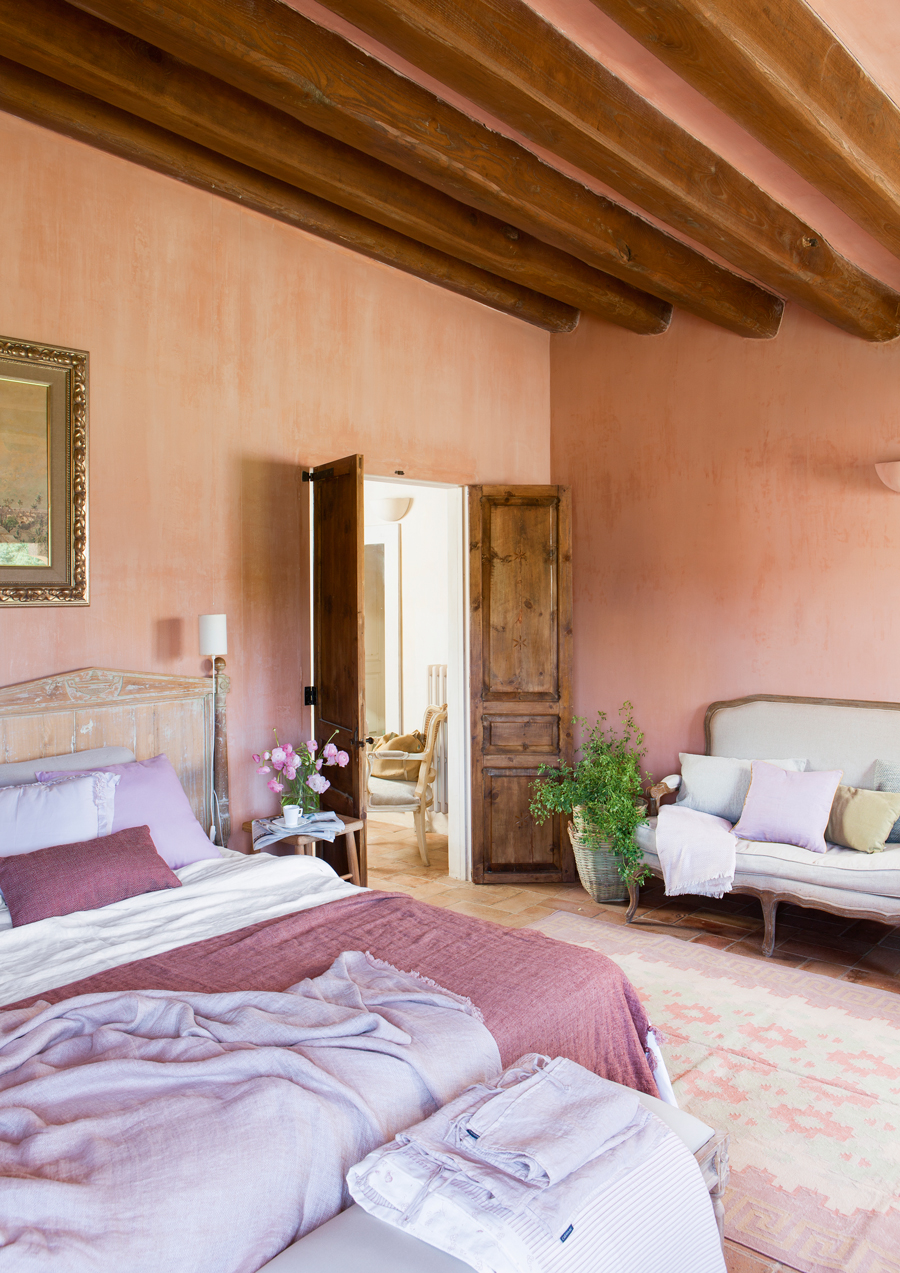 00433895. Dormitorio rústico pintado y vestido en tonos rosados 00433895