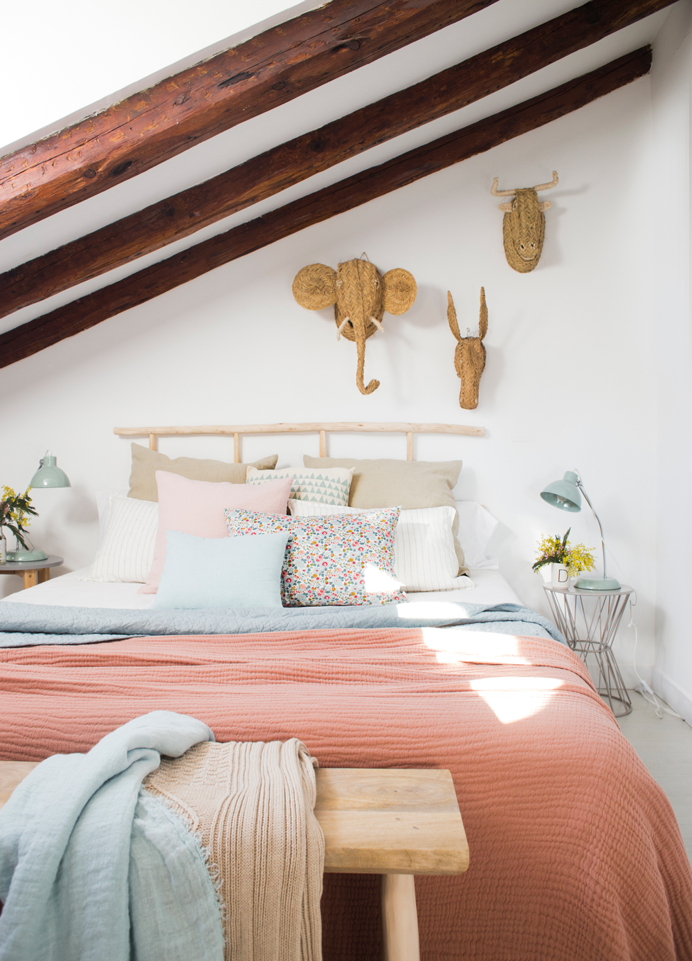 00455283. Dormitorio abuhardillado con ropa de cama rosa, blanco y azul, y cabezas de esparto 00455283