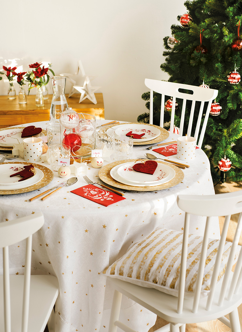 00444896. Mesa del comedor decorada en blanco, dorado y rojo junto al árbol de Navidad_00444896