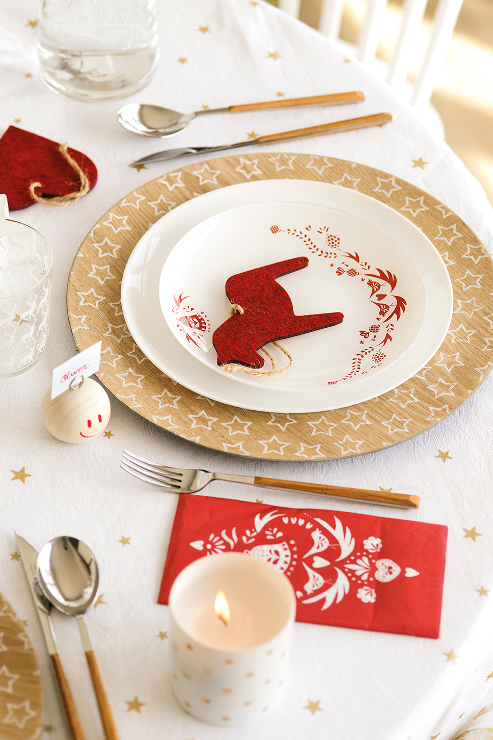 00444898. Detalle de la vajilla y decoración navideña de la mesa en rojo, dorado y blanco_00444898