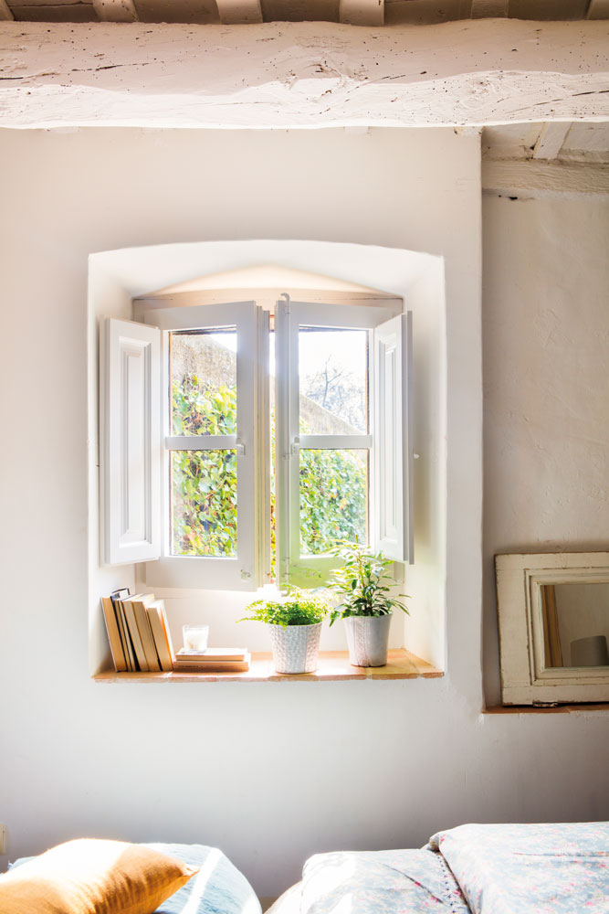 detalle-de-ventana-de-madera-blanca-en-dormitorio-con-techos-de-viga 00455451