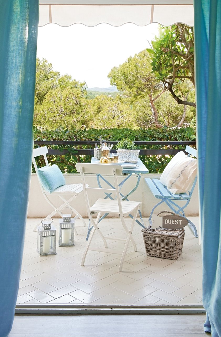 terraza pequena con muebles plegables en blanco y azul