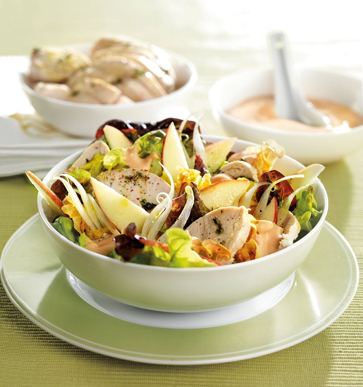 Recta de ensalada fácil y rápida de preparar de pollo con manzana y cebolleta.