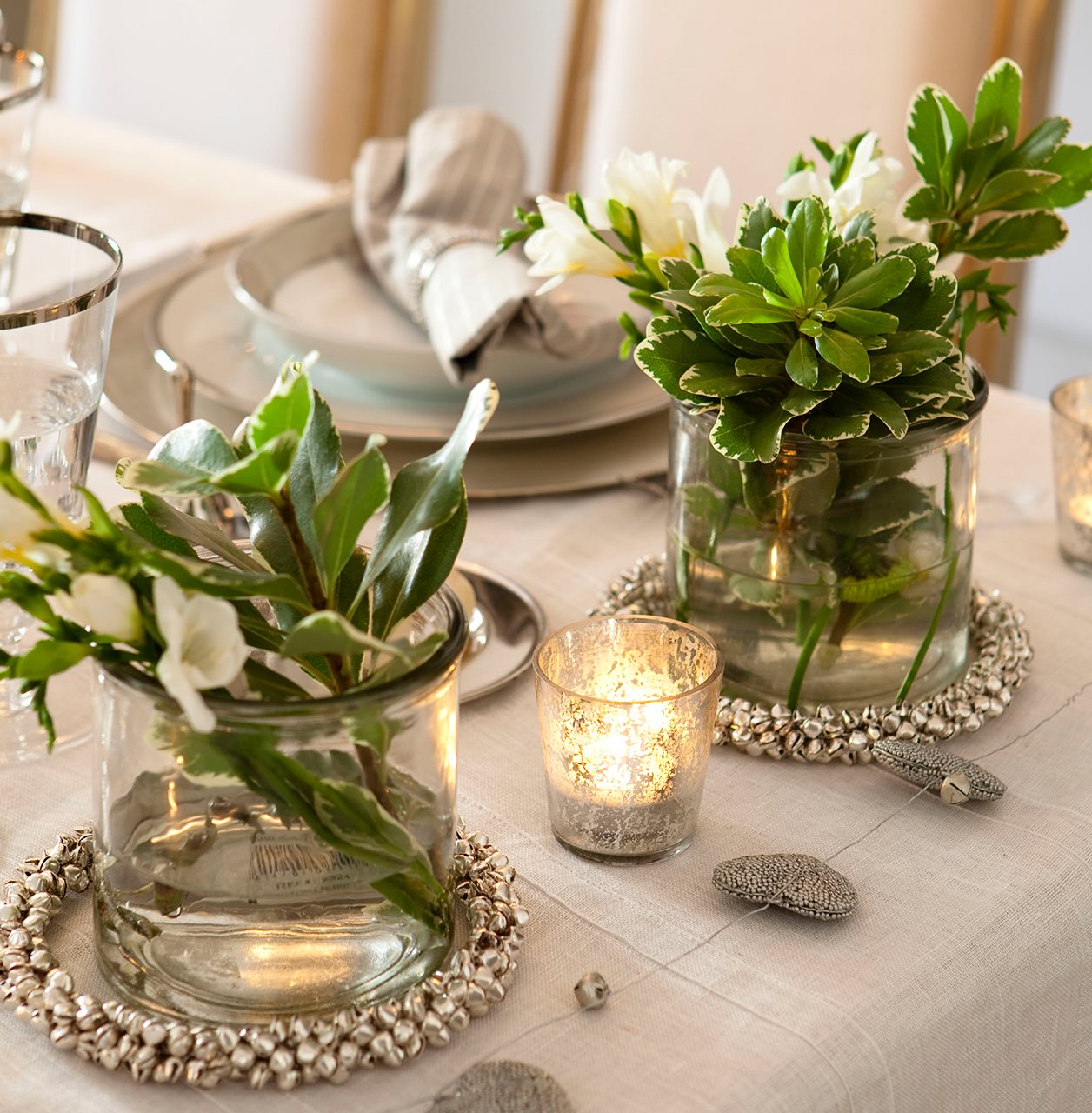 Mesa decorada con jarrones con plantas. 