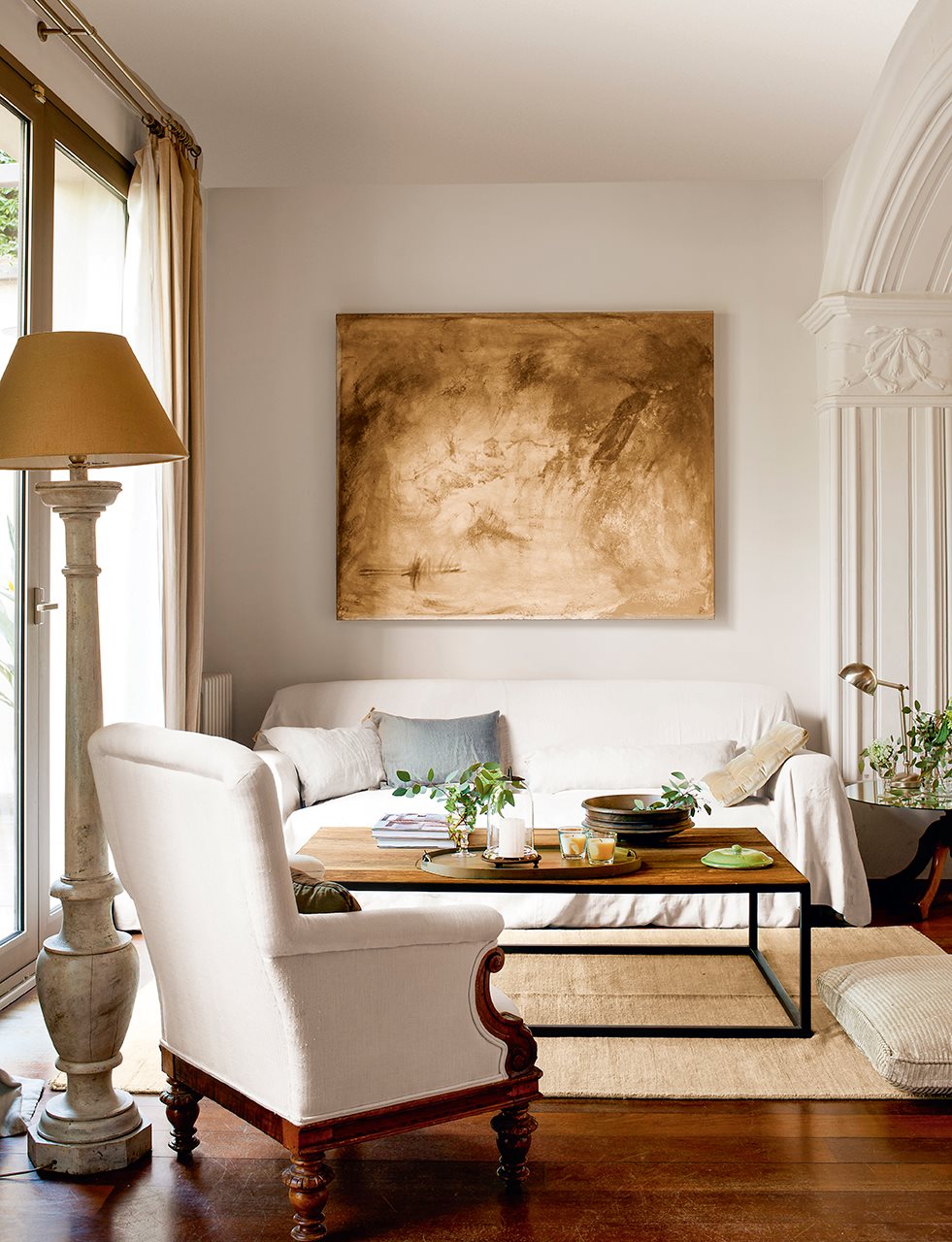 Salón en blanco con cuadro abstracto sobre el sofá. Un gran cuadro.
