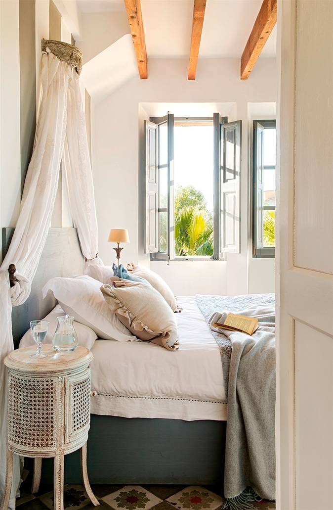 Dormitorio luminoso en blanco y gris de estilo rural y con vigas de madera