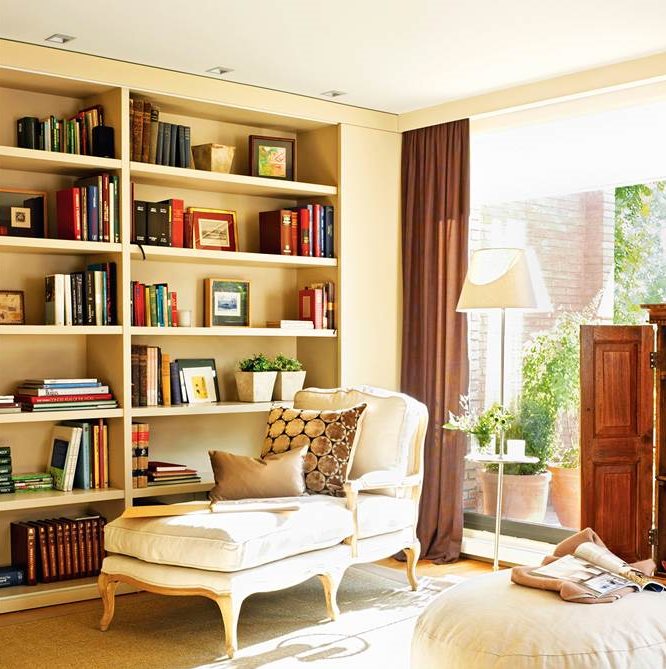 Zona de lectura con librería y chaise longue