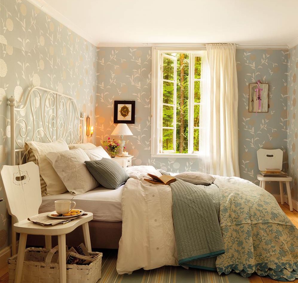Dormitorio Ikea con paredes de papel pintado con motivos florales y cama con cabecero de forja
