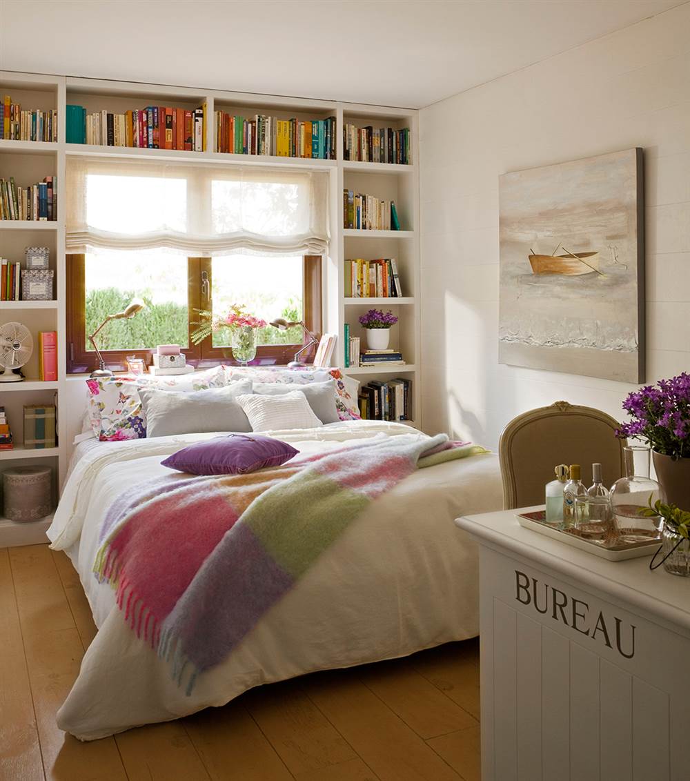Dormitorio con librería a medida sobre la cama