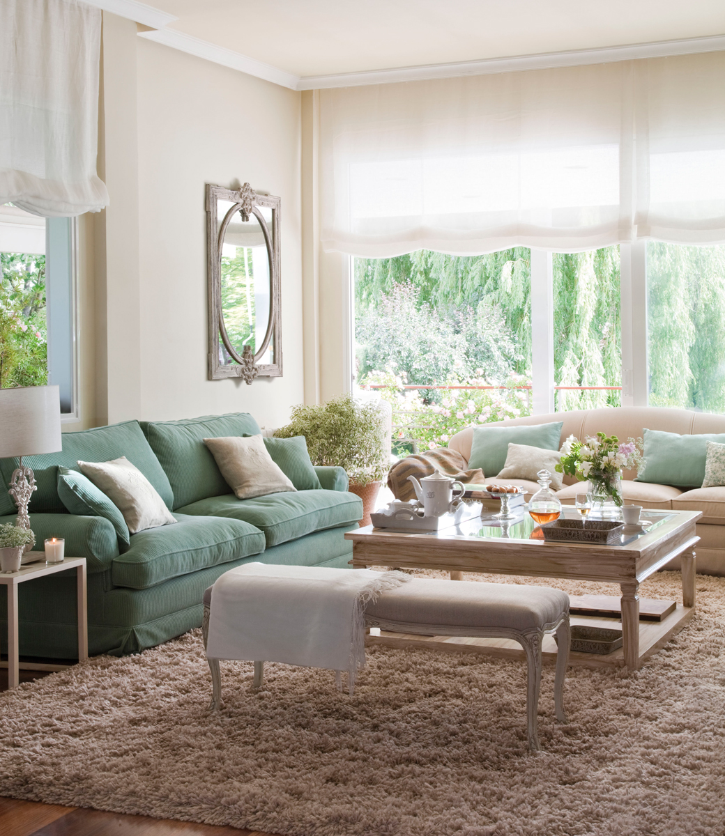 Salón con sofá en verde