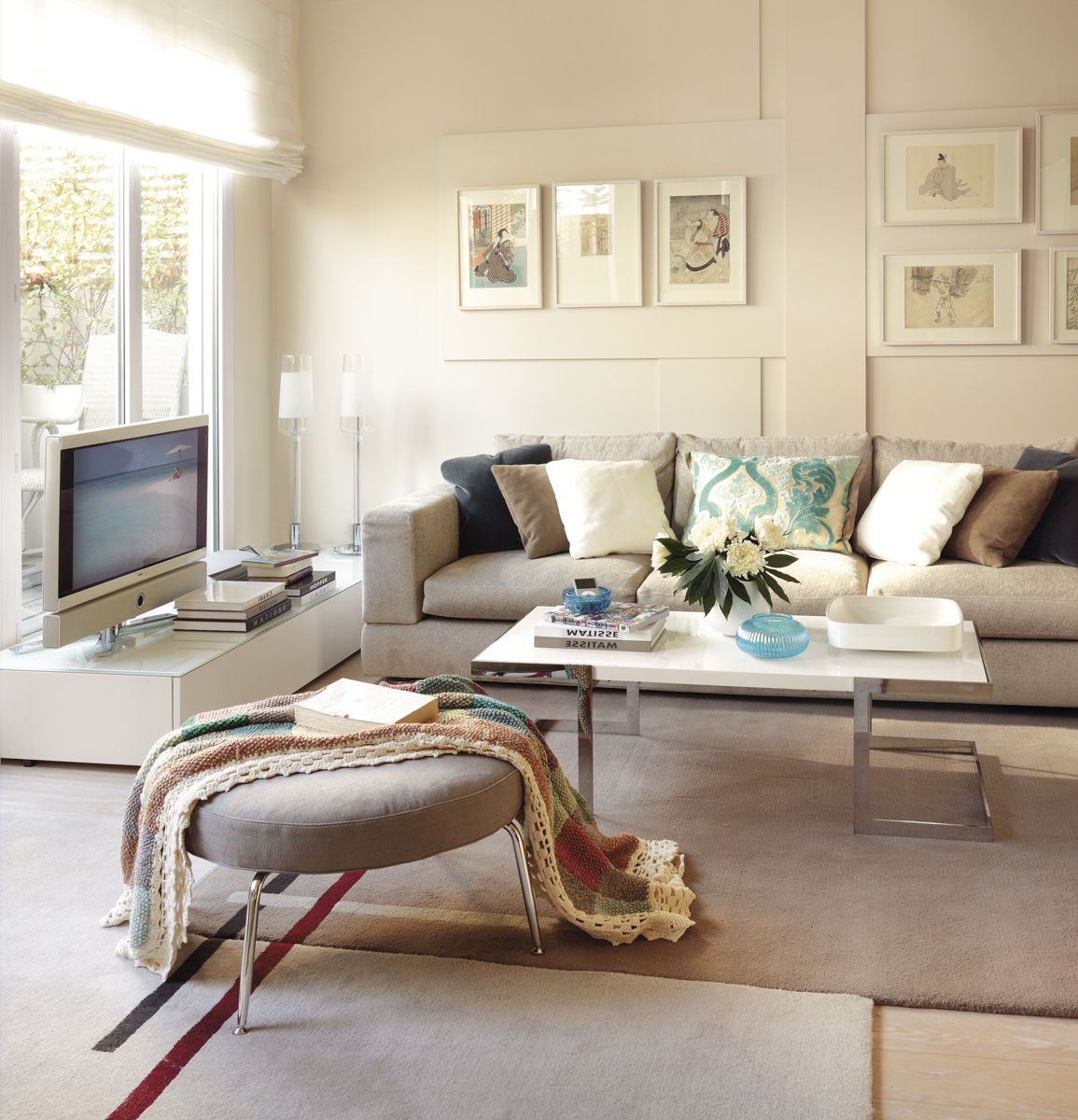 Salón moderno con gran sofá y mueble bajo de tele
