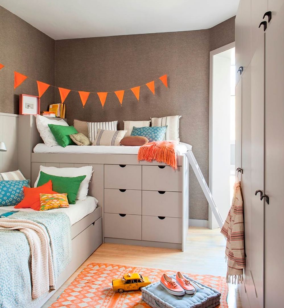 Dormitorio juvenil en gris y naranja con dos camas y almacenaje 421424