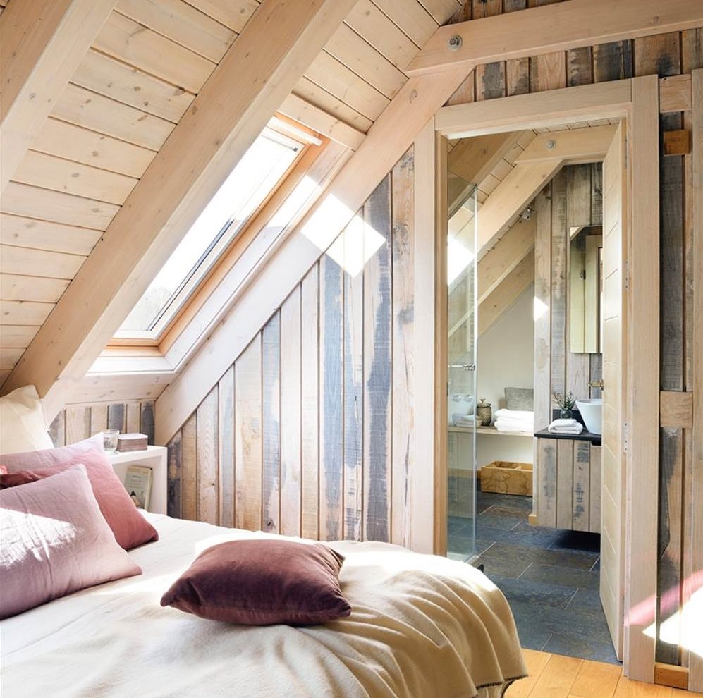 Dormitorio abuhardillado con baño en suite, madera decapada 400755