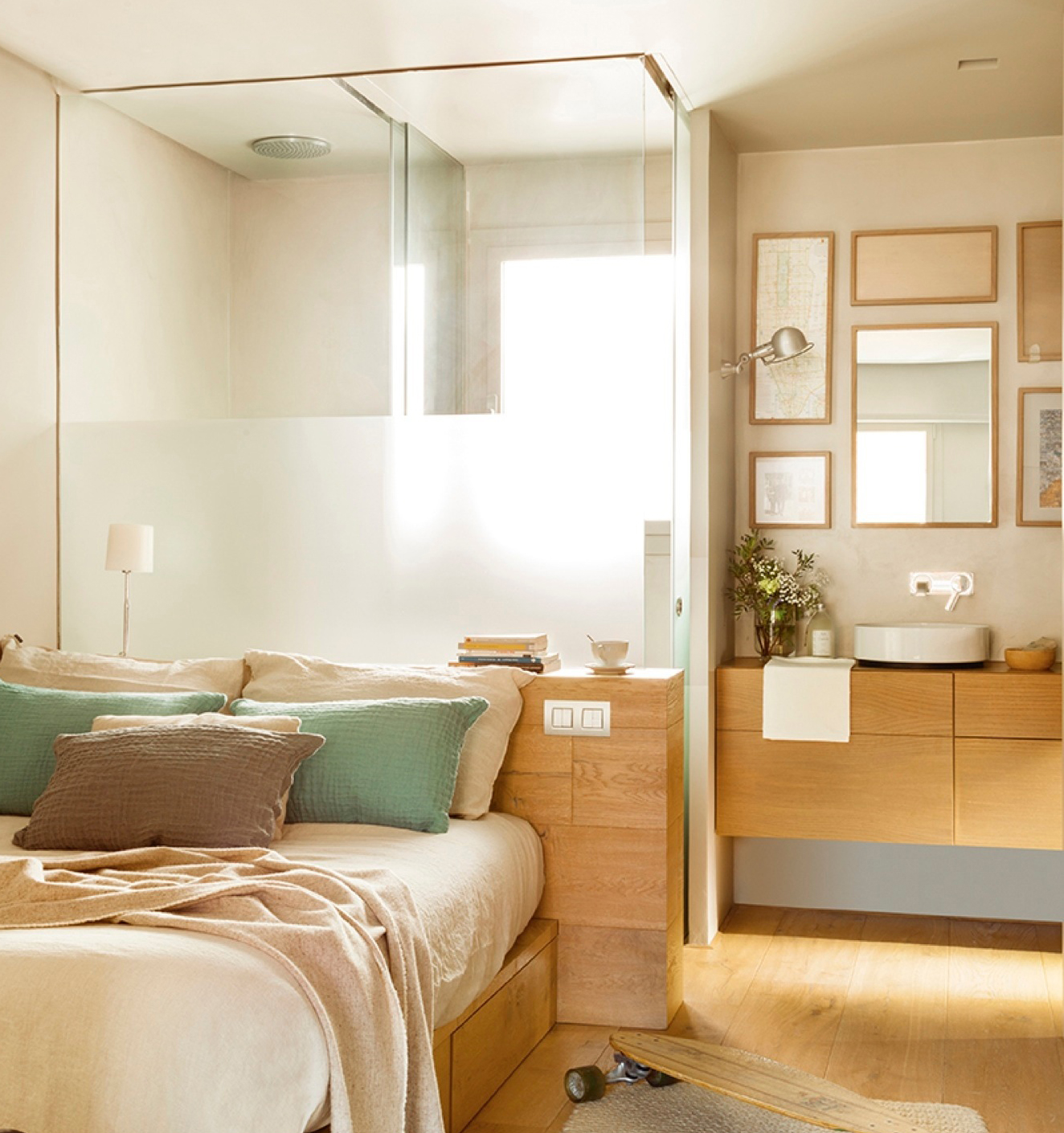 Dormitorio con baño en suite con paredes de cristal, madera y lavamanos 406255