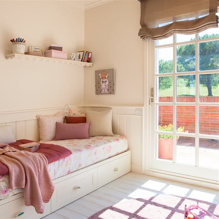 Dormitorio infantil en blanco y rosa