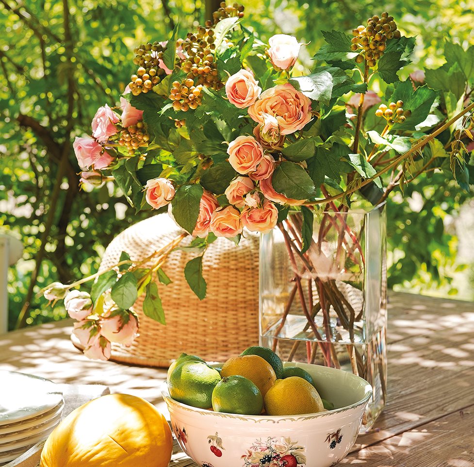 Ramo de rosas en mesa de exterior