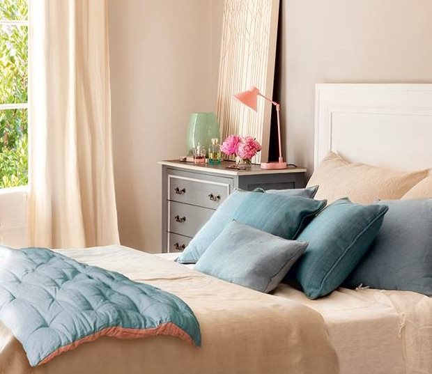 Dormitorio con banco a los pies de la cama y plaid azul