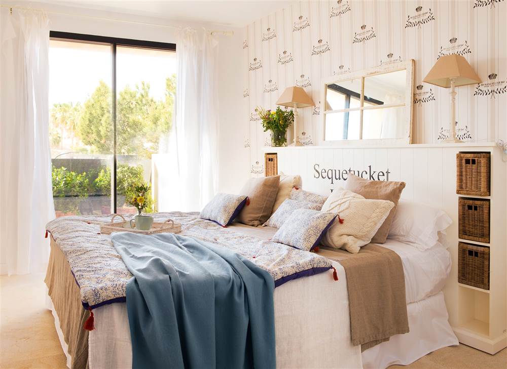 Dormitorio principal con cabecero blanco con mesillas integradas