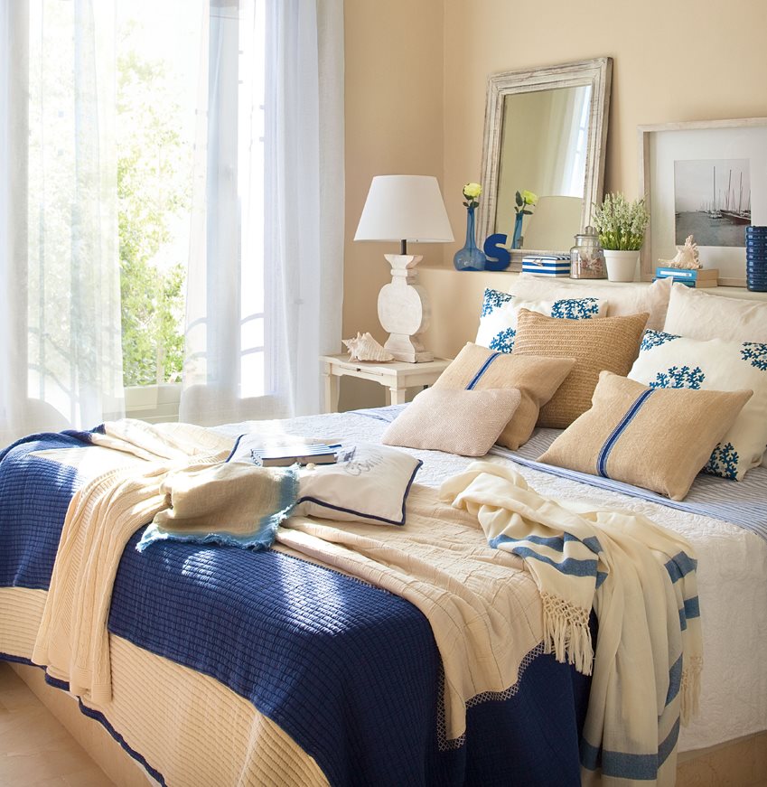 Dormitorio en color azul y arena