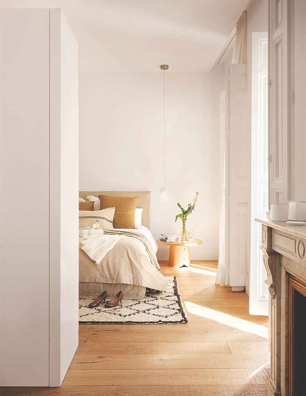 Dormitorio en blanco en finca regia con suelo laminado