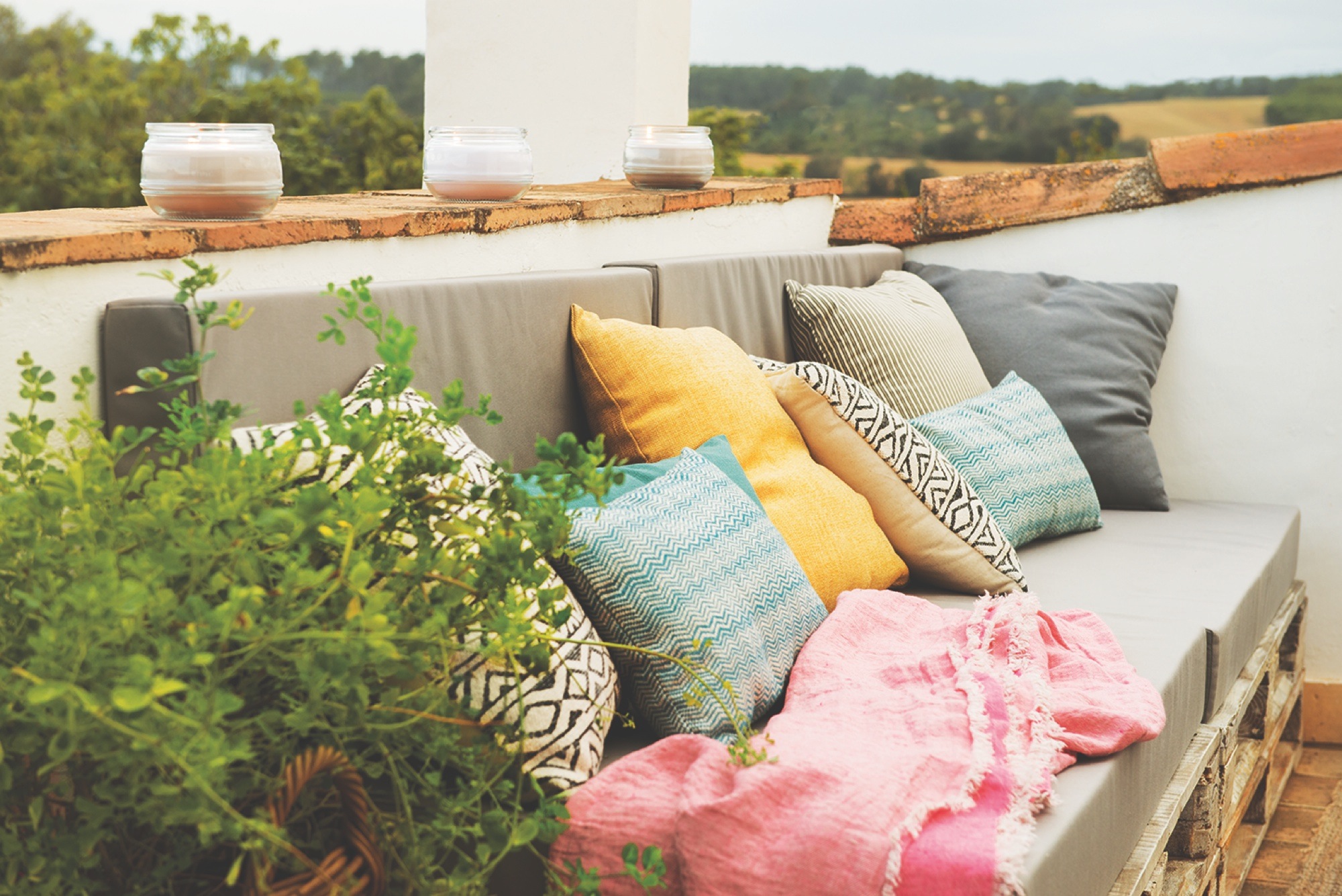 zona de terraza con sofá y cojines coloridos - 438524