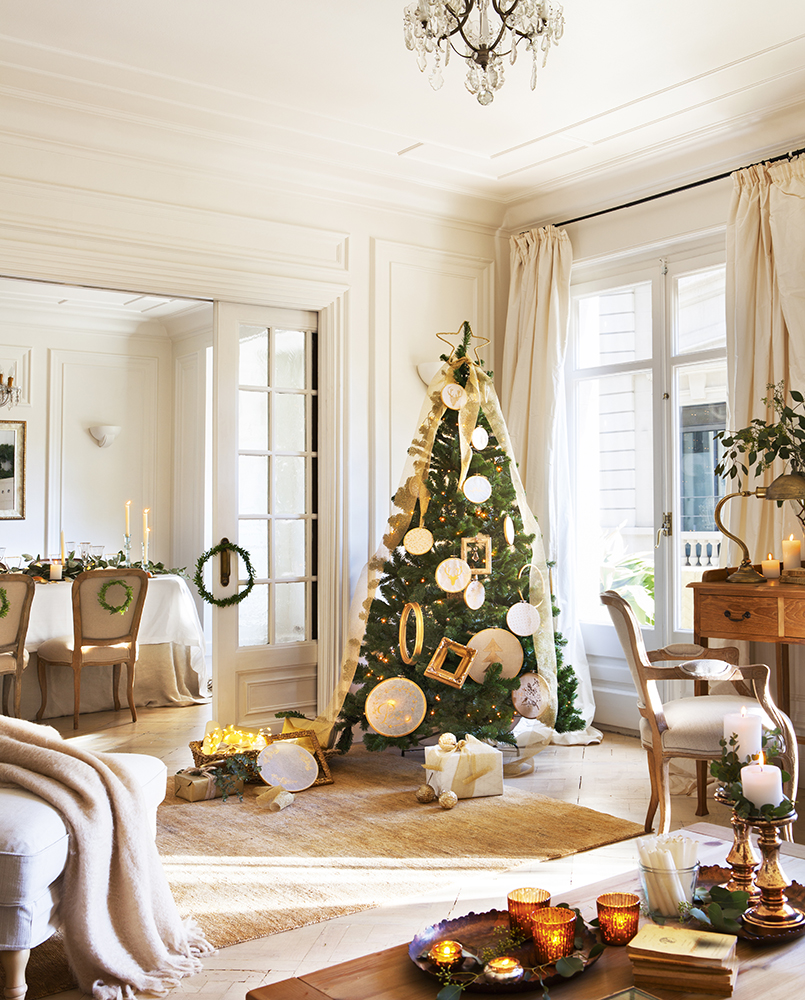Salón de Navidad con árbol y decorado en dorados