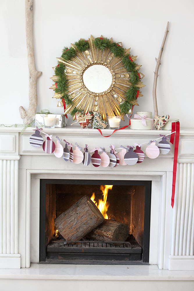 Chimenea decorada con una guirnalda navideña