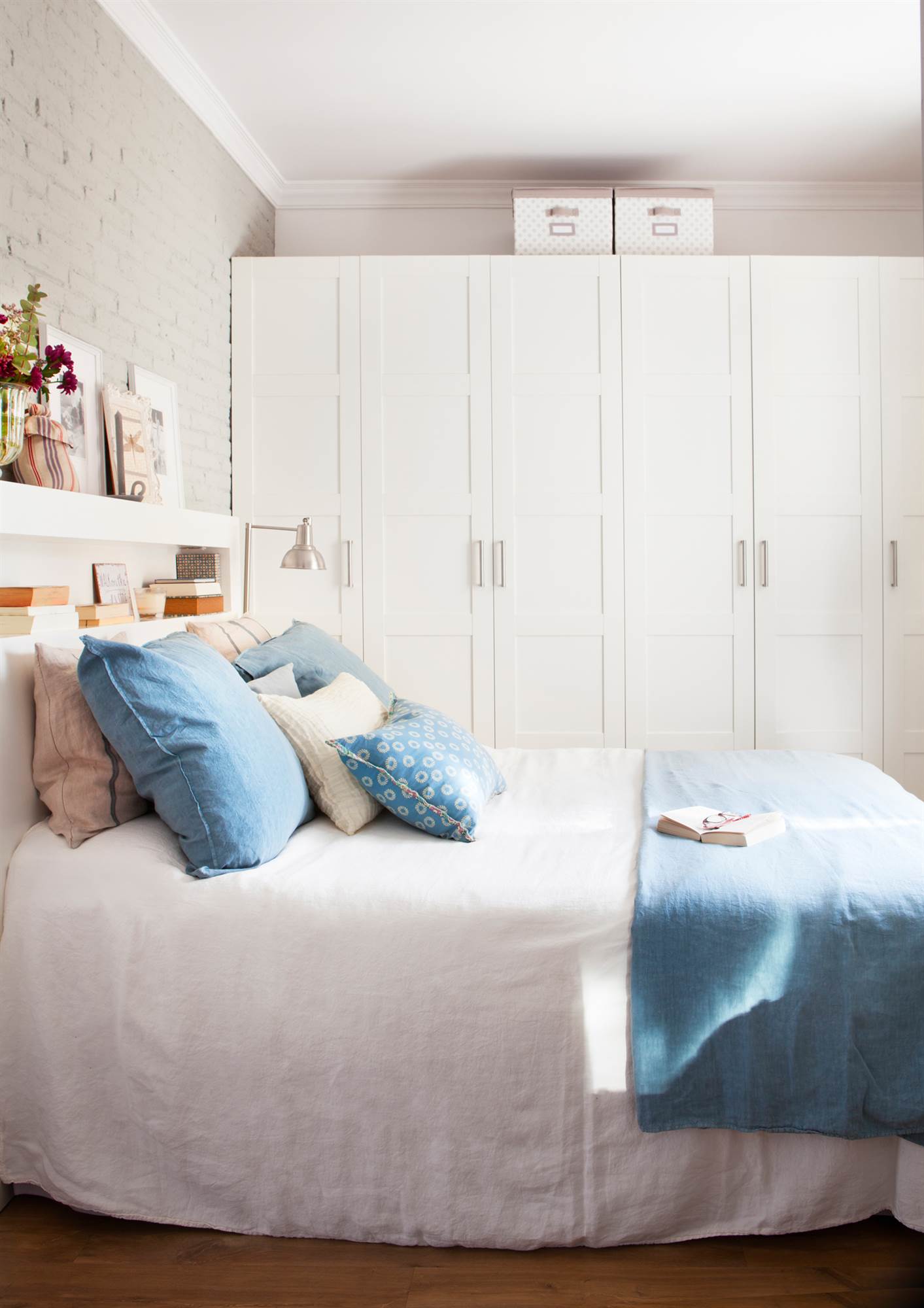 Dormitorio con pared del cabecero gris y armario y cabecero en blanco