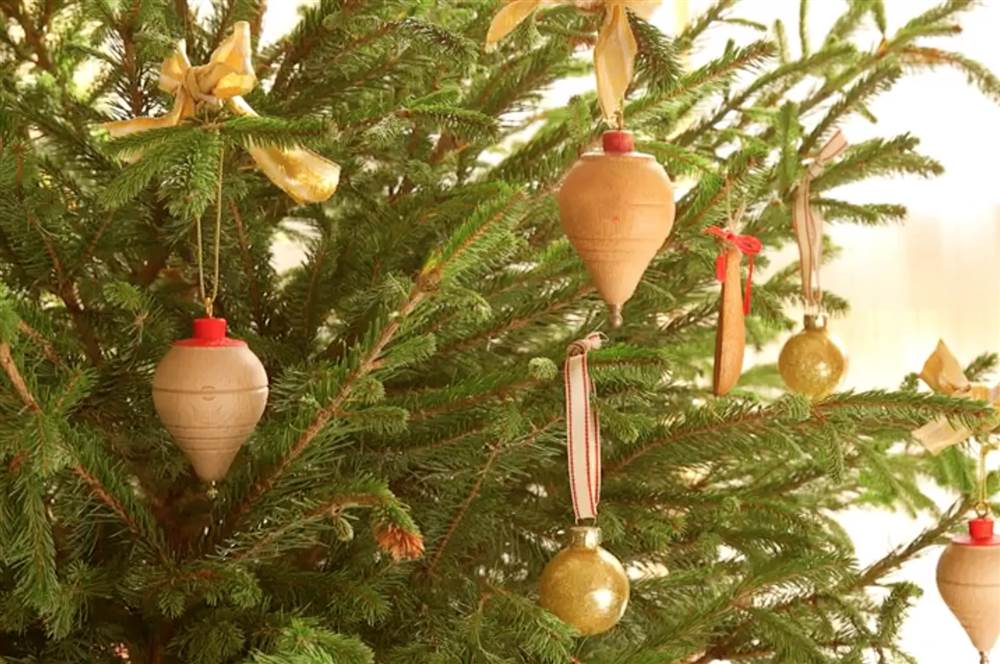 Navidad DIY: peonzas de madera para el árbol