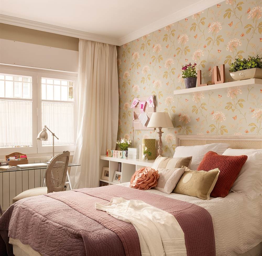 Dormitorio principal con papel de pared de flores