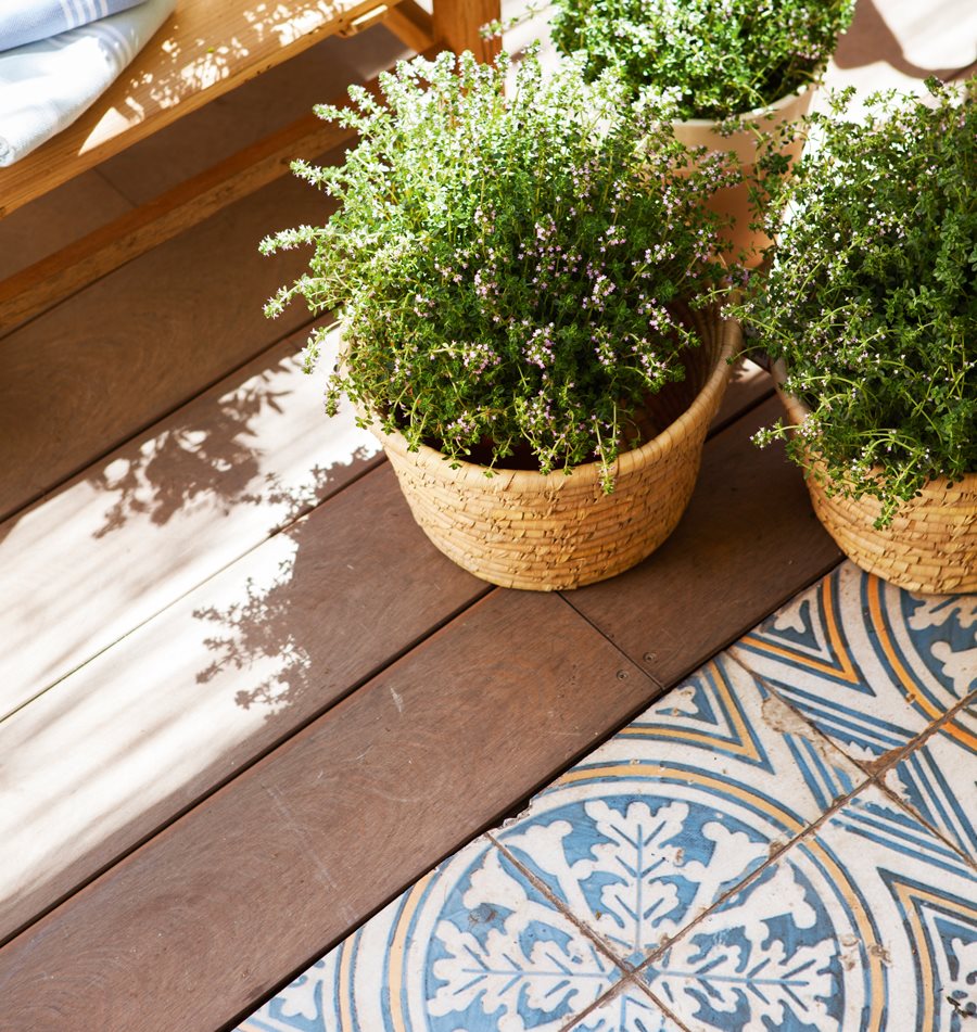 Pavimento de teca y mosaico hidráulico, con macetas de fibra y plantas (00433264)