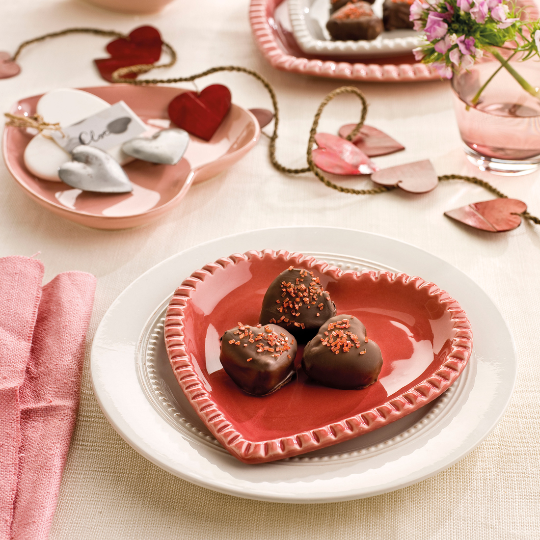 Bombones de chocolate con corazón de trufa.