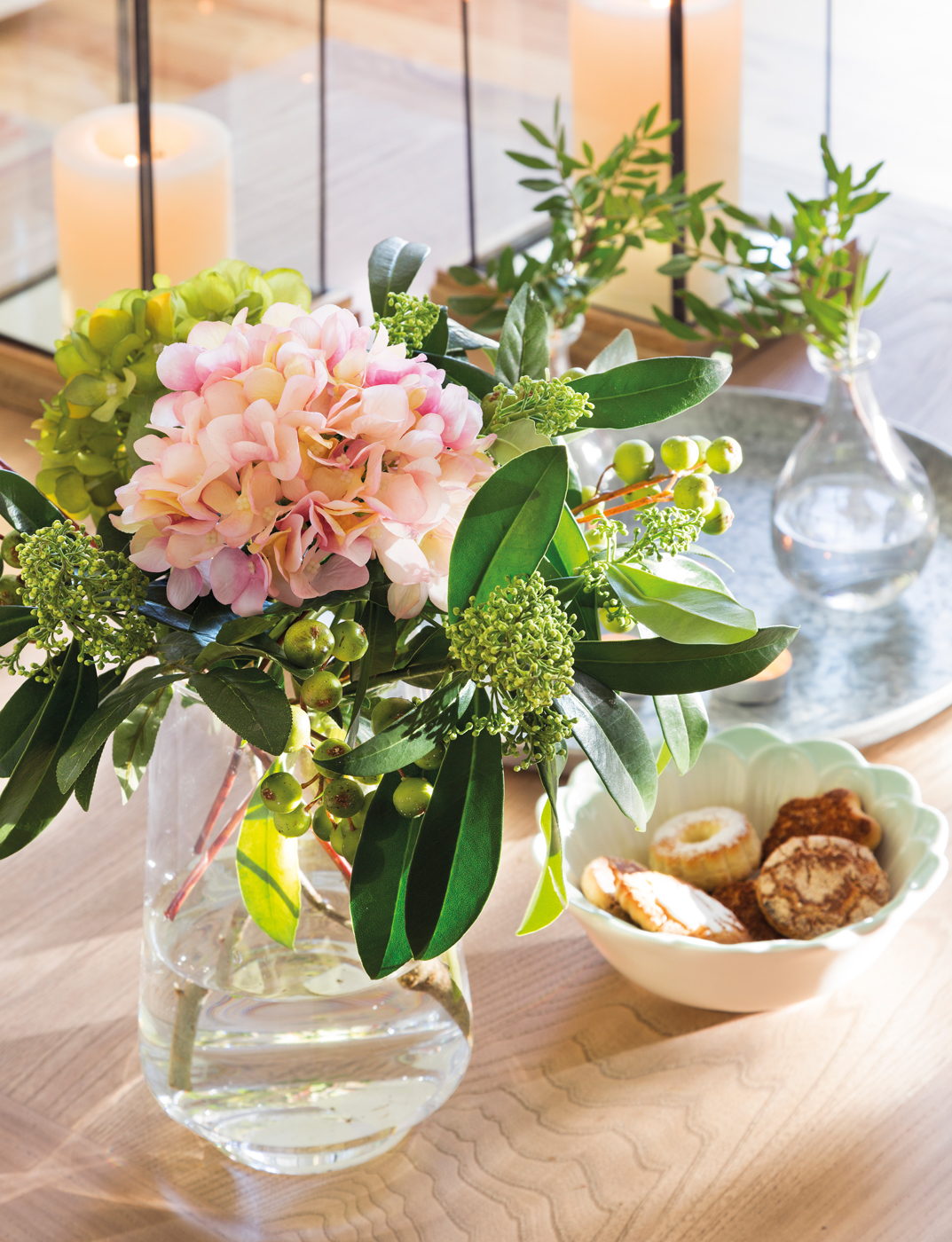 Mesa decorada con un jarrón con flores. 