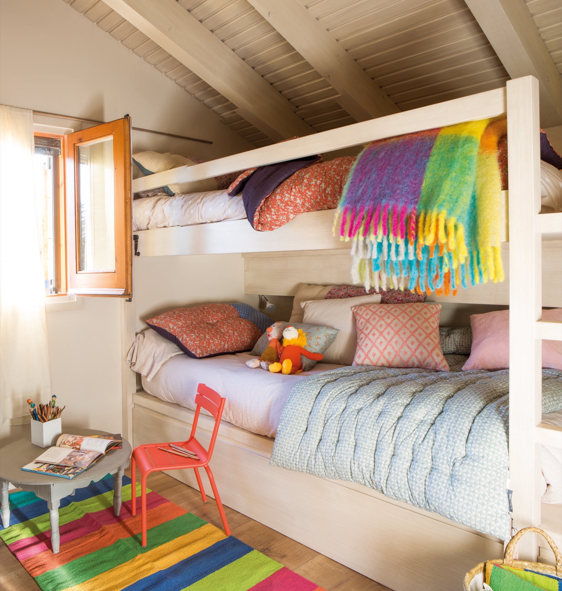 Dormitorio infantil de casa de montaña con litera.