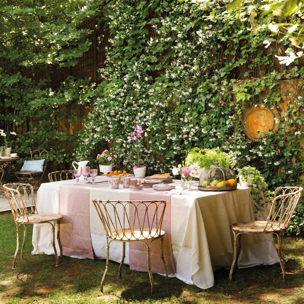 Mesa de comedor en el jardín