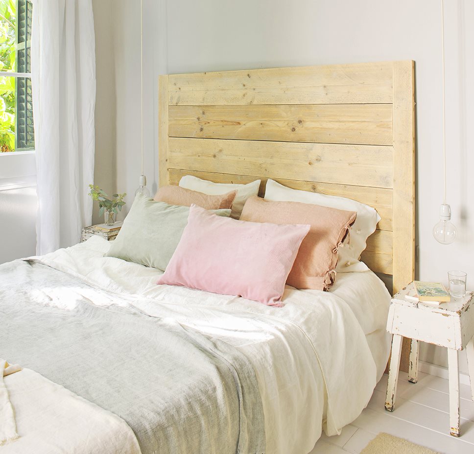 Dormitorio con cabecero de madera